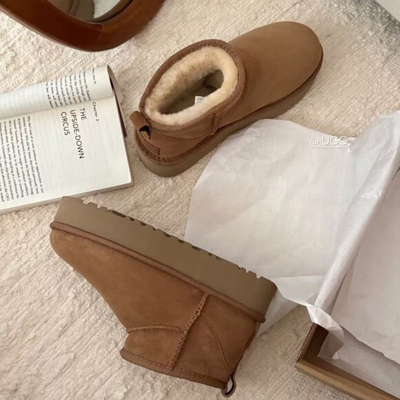 UGG Disco Platform: Elevate Your Style, Not Your Discomfort - Picture 3 of 5